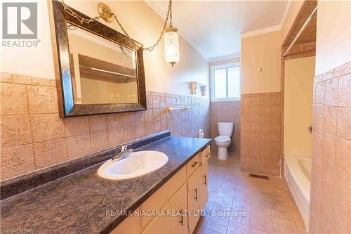 10 Dundas Crescent, St. Catharines, ON - Indoor Photo Showing Bathroom