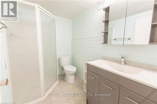 10 Dundas Crescent, St. Catharines, ON - Indoor Photo Showing Bathroom