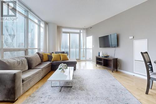 2208 - 65 Bremner Boulevard, Toronto (Waterfront Communities), ON - Indoor Photo Showing Living Room