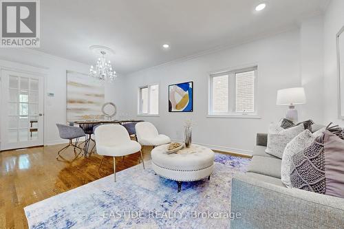 6 Taos Court, Richmond Hill (Westbrook), ON - Indoor Photo Showing Living Room