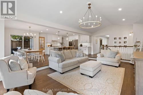 40 Merritt Road, Pelham, ON - Indoor Photo Showing Living Room