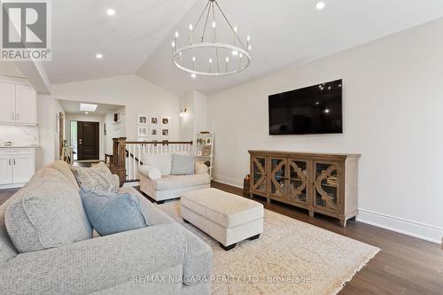 40 Merritt Road, Pelham, ON - Indoor Photo Showing Living Room