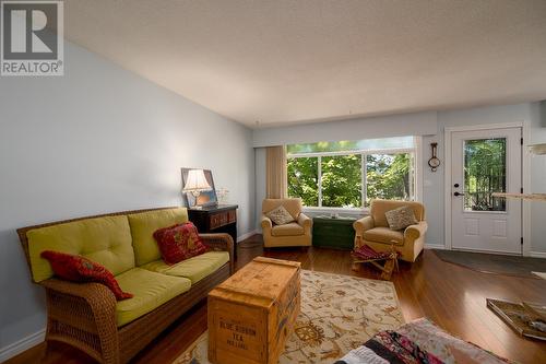 287 Reighmount Drive, Kamloops, BC - Indoor Photo Showing Living Room