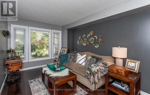 10 Saxon Road, Barrie, ON - Indoor Photo Showing Living Room