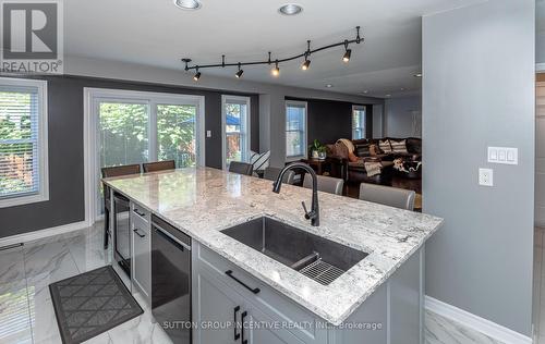 10 Saxon Road, Barrie, ON - Indoor Photo Showing Kitchen With Upgraded Kitchen