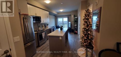 520 - 128 Grovewood Common, Oakville (Uptown Core), ON - Indoor Photo Showing Kitchen With Upgraded Kitchen