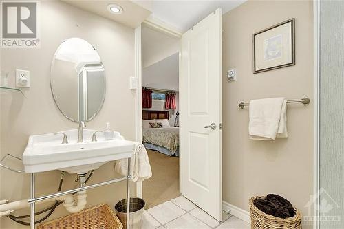 1885 Louisiana Avenue, Ottawa, ON - Indoor Photo Showing Bathroom