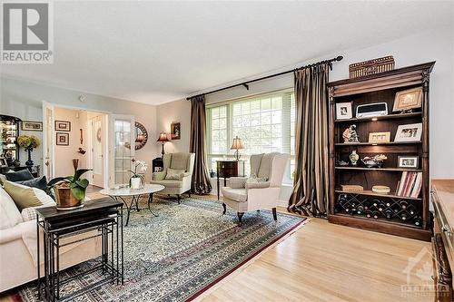 1885 Louisiana Avenue, Ottawa, ON - Indoor Photo Showing Living Room