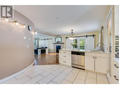 10718 Pinecrest Road, Vernon, BC - Indoor Photo Showing Kitchen