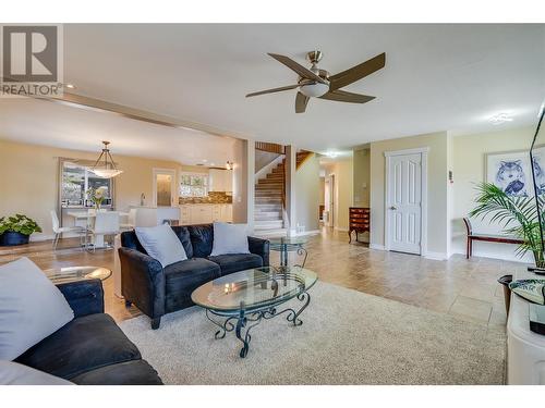 10718 Pinecrest Road, Vernon, BC - Indoor Photo Showing Living Room