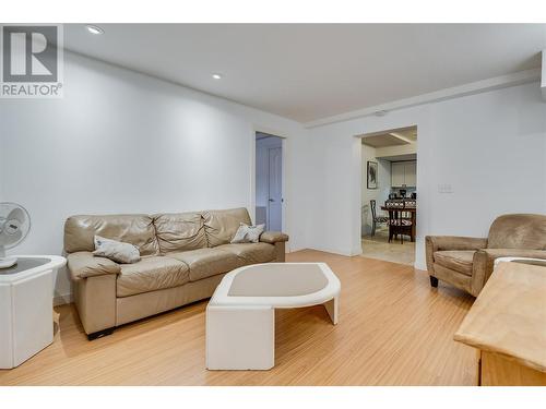 10718 Pinecrest Road, Vernon, BC - Indoor Photo Showing Living Room