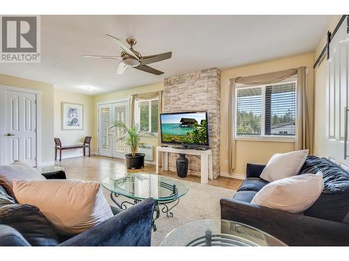 10718 Pinecrest Road, Vernon, BC - Indoor Photo Showing Living Room