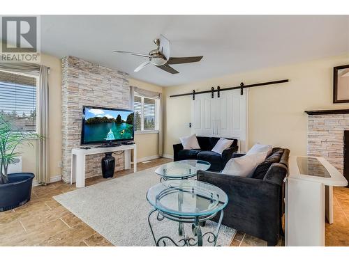 10718 Pinecrest Road, Vernon, BC - Indoor Photo Showing Living Room