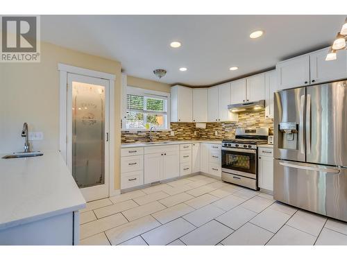 10718 Pinecrest Road, Vernon, BC - Indoor Photo Showing Kitchen