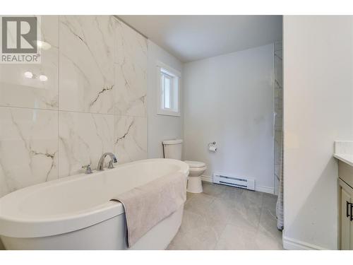 10718 Pinecrest Road, Vernon, BC - Indoor Photo Showing Bathroom