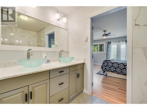 10718 Pinecrest Road, Vernon, BC - Indoor Photo Showing Bathroom