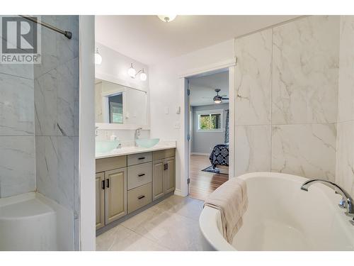 10718 Pinecrest Road, Vernon, BC - Indoor Photo Showing Bathroom