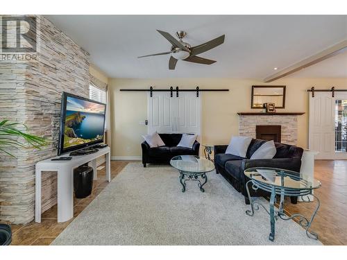 10718 Pinecrest Road, Vernon, BC - Indoor Photo Showing Living Room