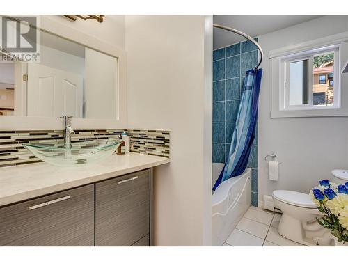 10718 Pinecrest Road, Vernon, BC - Indoor Photo Showing Bathroom