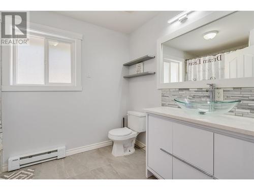 10718 Pinecrest Road, Vernon, BC - Indoor Photo Showing Bathroom