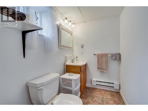 10718 Pinecrest Road, Vernon, BC - Indoor Photo Showing Bathroom