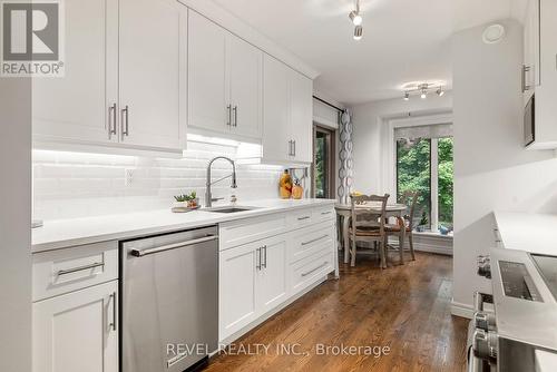 17 Island Bay Drive, Kawartha Lakes (Bobcaygeon), ON - Indoor Photo Showing Kitchen With Upgraded Kitchen