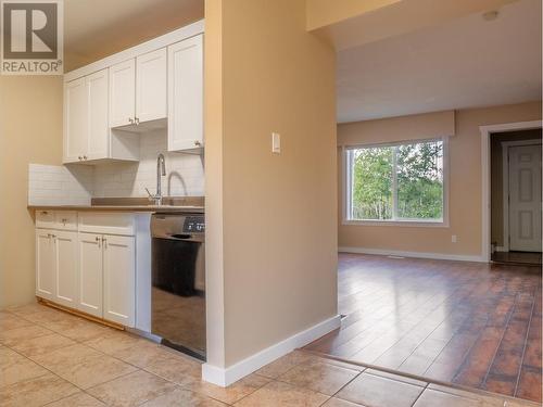 1716 Willowbrook Crescent Unit# 230, Dawson Creek, BC - Indoor Photo Showing Kitchen