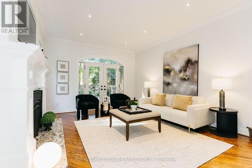 8 Greenvalley Circle, Whitchurch-Stouffville, ON - Indoor Photo Showing Living Room