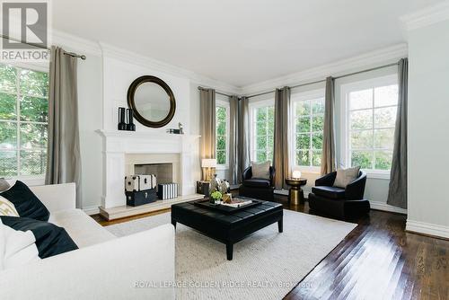 8 Greenvalley Circle, Whitchurch-Stouffville, ON - Indoor Photo Showing Living Room With Fireplace