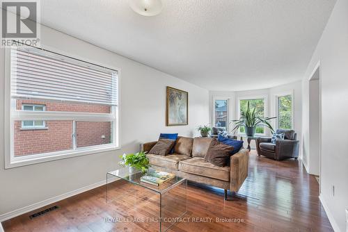 298 Livingstone Street W, Barrie, ON - Indoor Photo Showing Living Room