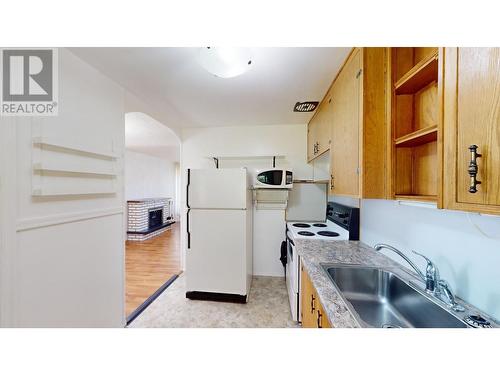 811 Glen  Drive, Trail, BC - Indoor Photo Showing Kitchen With Double Sink