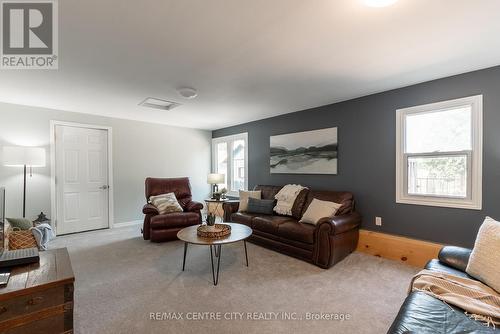 10086 Hedley Drive, Middlesex Centre (Ilderton), ON - Indoor Photo Showing Living Room