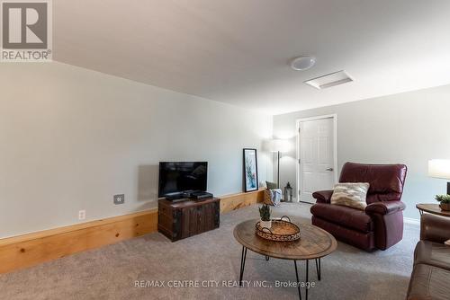 10086 Hedley Drive, Middlesex Centre (Ilderton), ON - Indoor Photo Showing Living Room