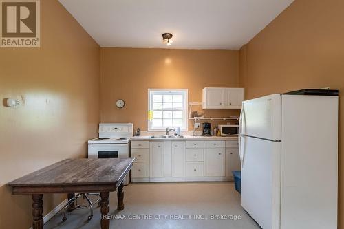 10086 Hedley Drive, Middlesex Centre (Ilderton), ON - Indoor Photo Showing Kitchen With Double Sink