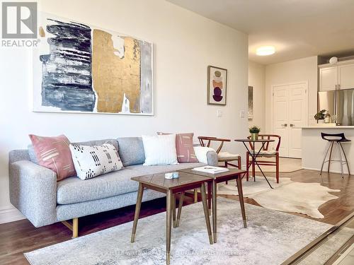 406 - 980 Yonge Street, Toronto, ON - Indoor Photo Showing Living Room