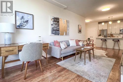 406 - 980 Yonge Street, Toronto, ON - Indoor Photo Showing Living Room