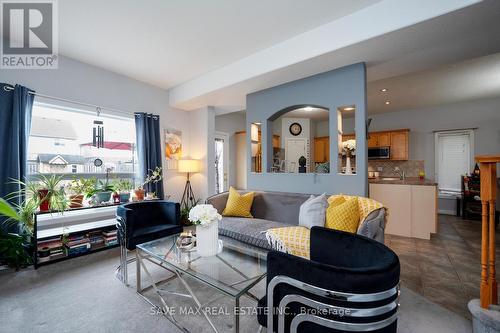 81 Shephard Avenue S, New Tecumseth, ON - Indoor Photo Showing Living Room