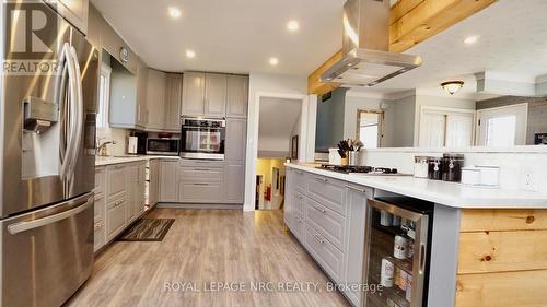 135 Pinehurst Drive, Welland, ON - Indoor Photo Showing Kitchen