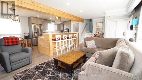 135 Pinehurst Drive, Welland, ON - Indoor Photo Showing Living Room