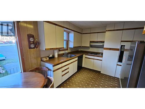 6 Wallinger  Avenue, Kimberley, BC - Indoor Photo Showing Kitchen