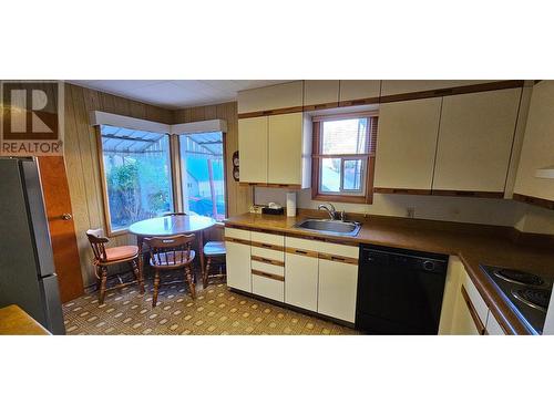 6 Wallinger  Avenue, Kimberley, BC - Indoor Photo Showing Kitchen