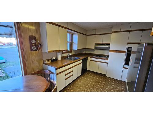 6 Wallinger Avenue, Kimberley, BC - Indoor Photo Showing Kitchen