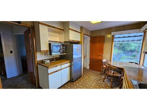 6 Wallinger Avenue, Kimberley, BC - Indoor Photo Showing Kitchen