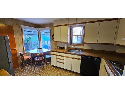 6 Wallinger Avenue, Kimberley, BC - Indoor Photo Showing Kitchen