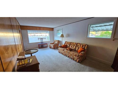 6 Wallinger Avenue, Kimberley, BC - Indoor Photo Showing Living Room