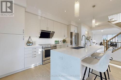 6 Dolan Lane, Richmond Hill (Bayview Hill), ON - Indoor Photo Showing Kitchen With Double Sink With Upgraded Kitchen