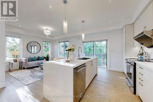 6 Dolan Lane, Richmond Hill (Bayview Hill), ON - Indoor Photo Showing Kitchen With Upgraded Kitchen