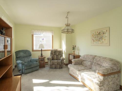 114 Elm Street W, Thunder Bay, ON - Indoor Photo Showing Living Room