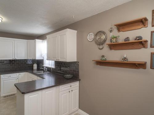 1835 Hamilton Avenue, Thunder Bay, ON - Indoor Photo Showing Kitchen