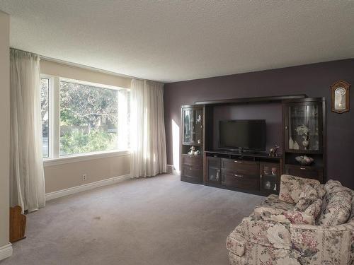 1835 Hamilton Avenue, Thunder Bay, ON - Indoor Photo Showing Living Room